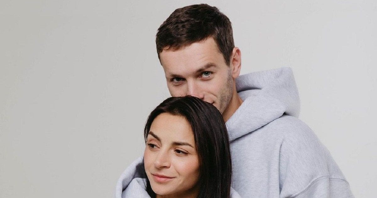 Ілона Гвоздьова без макіяжу у червоному халатику позувала в обіймах чоловіка