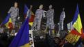 Опудала урядовців в тюремному камуфляжі та тисячі людей. У Румунії тривають антикорупційні протести