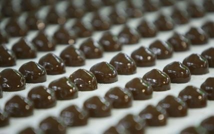 Залежалые и неходовые: производители праздничных наборов кладут в них некачественные конфеты