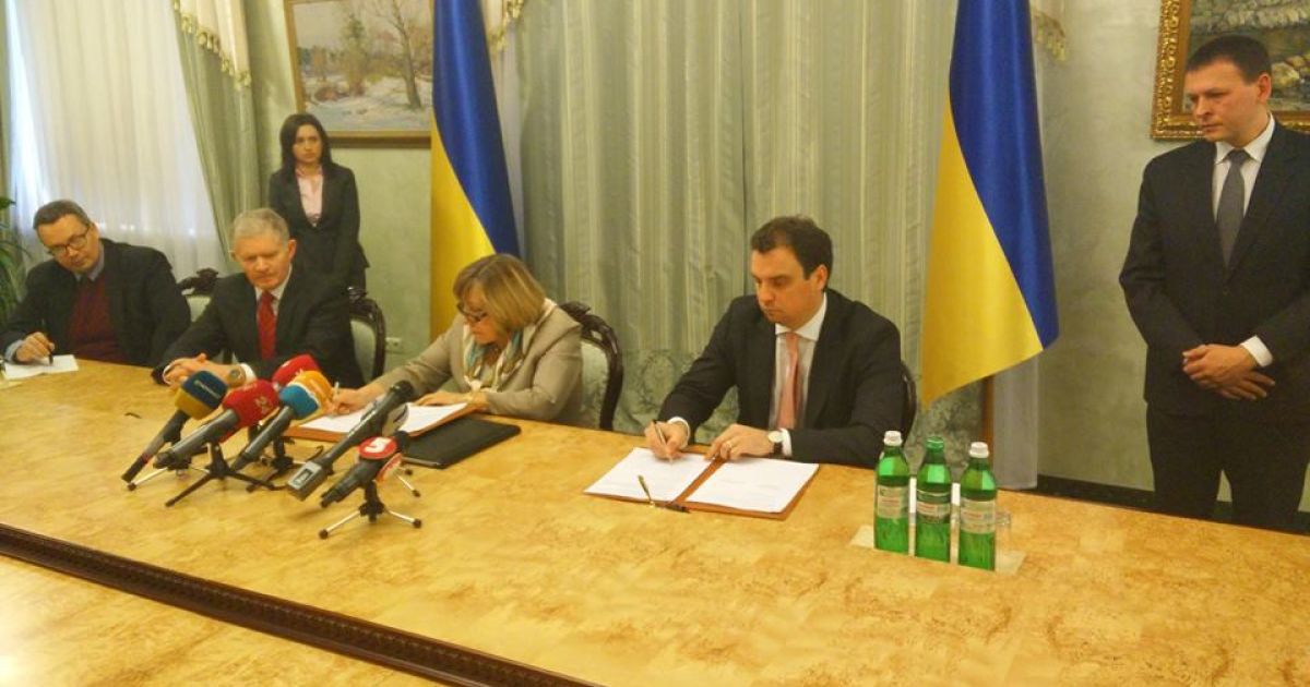 Представители сторон подписывают меморандум об инвестировании в Украину 30 миллионов долларов