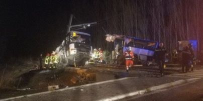 Во Франции поезд разорвал на две части школьный автобус, есть погибшие