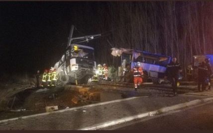 Во Франции поезд разорвал на две части школьный автобус, есть погибшие