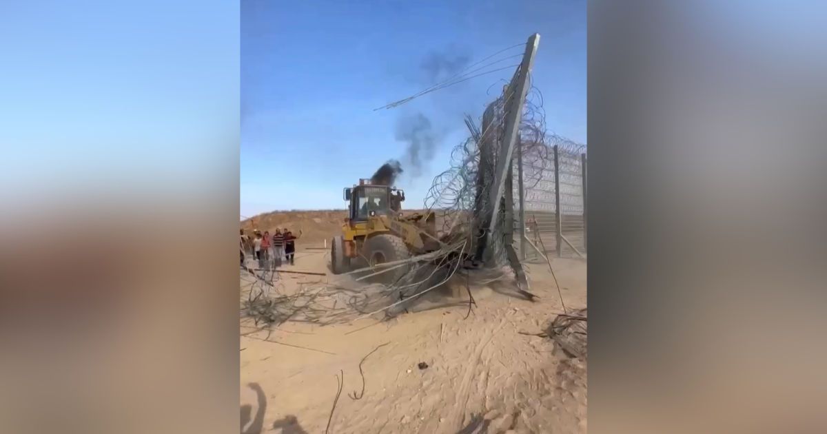 Палестинці бульдозером прорвали кордон з Ізраїлем / Скриншот з відео