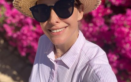 В рубашке и шляпе: Катя Осадчая показала повседневный аутфит