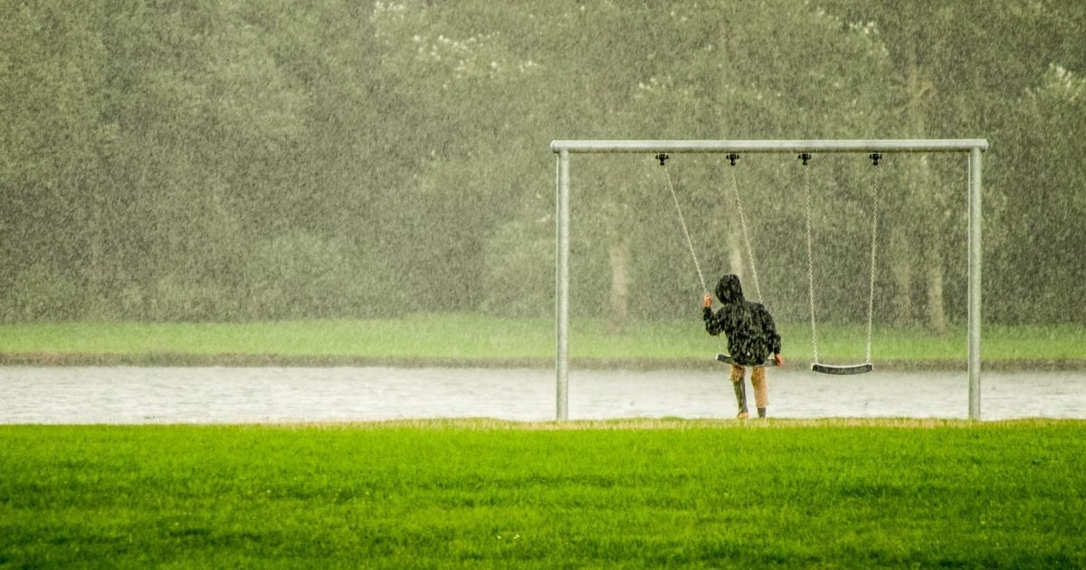 Погода на пятницу: в Украине будут дожди, гроза и пожарная опасность