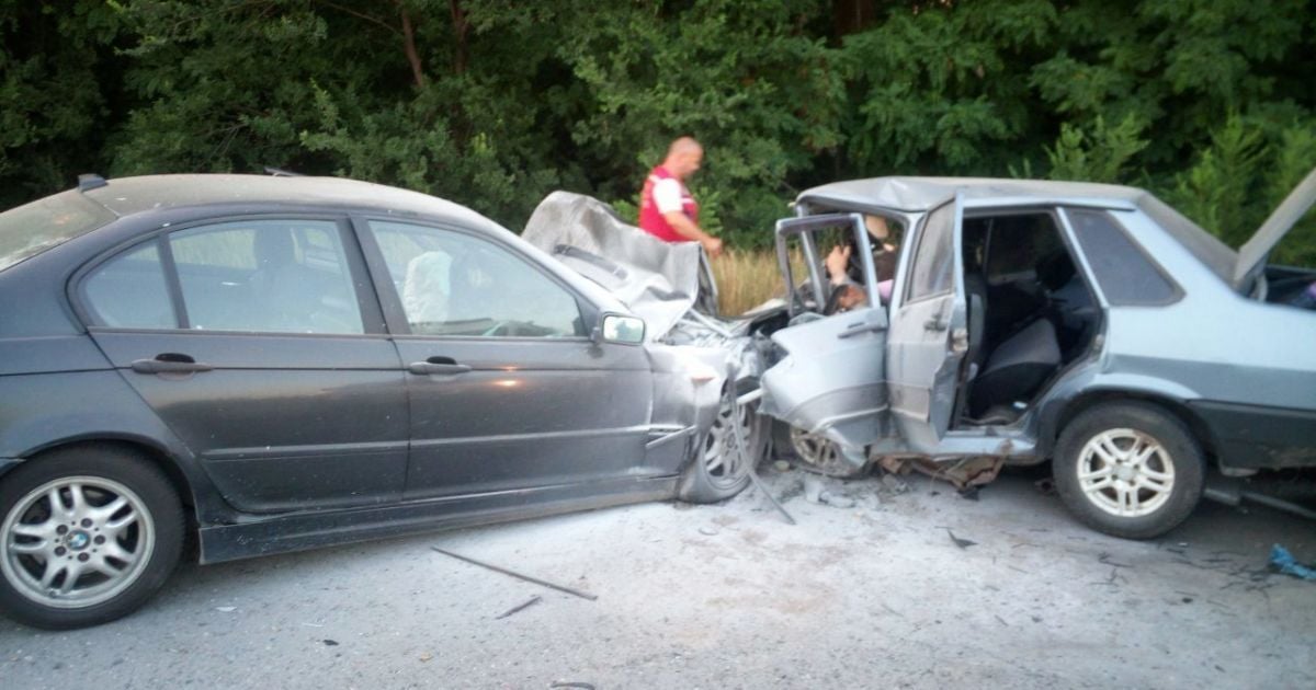 На Херсонщині поліцейський на BMW зіткнувся з ВАЗом: загинула родина з 9-річною дитиною