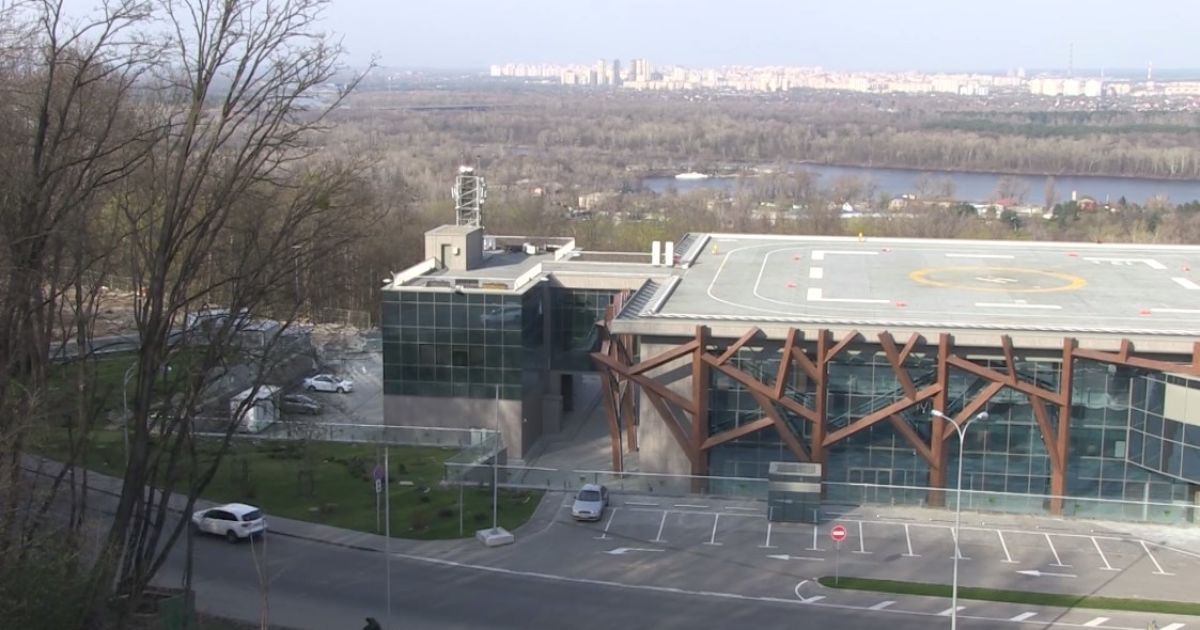 ГПУ обыскивает вертолетную площадку Януковича в Киеве