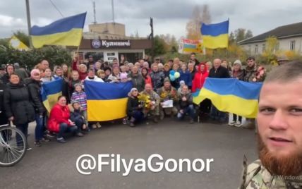 С флагами, слезами и цветами: львовские десантники показали, как их встретили местные в деоккупированной Богуславке (видео)