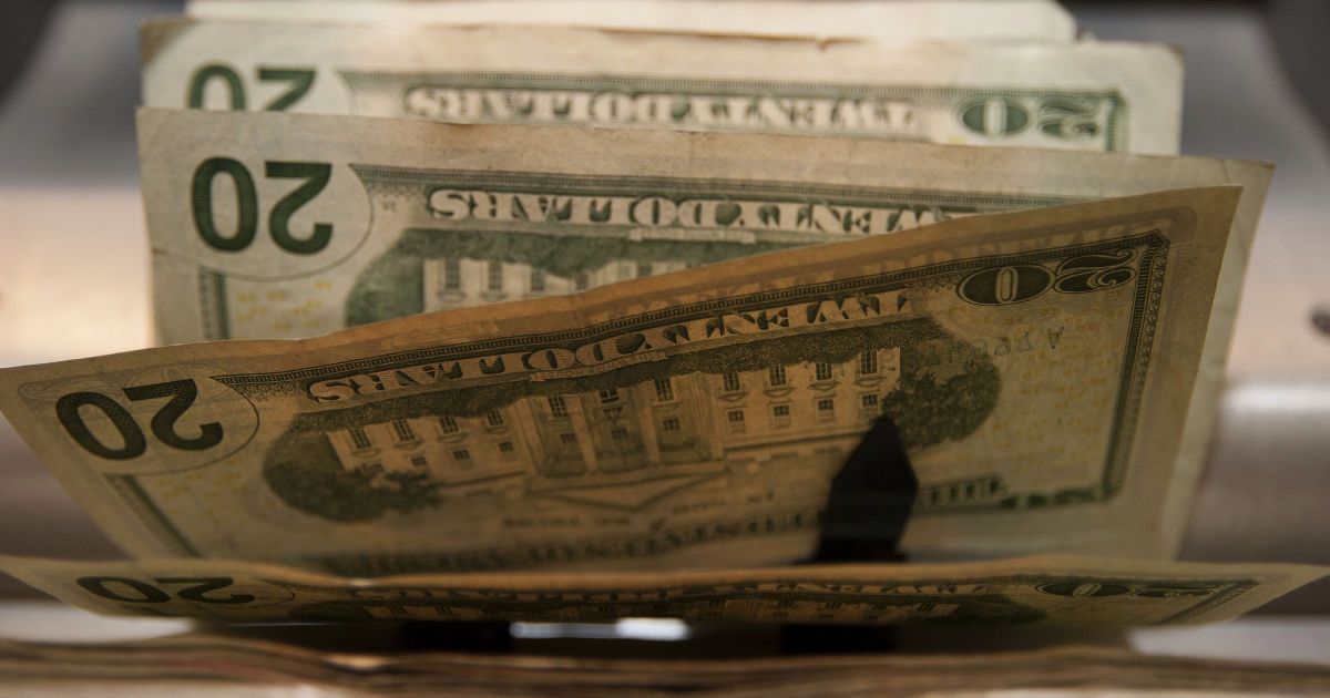 Доллар и евро снова подорожали в курсах НБУ на 14 марта. Инфографика