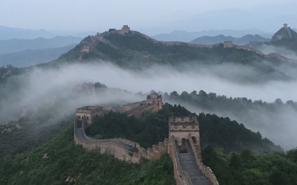 Великую Китайскую стену в провинции Хэбэй утром 20 августа накрыло плотным слоем тумана. / © Getty Images