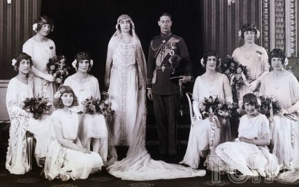 Платье модницы в стиле "ревущие двадцатые": что известно о необычном свадебном образе матери Елизаветы II