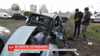 В столице пьяный водитель на скорости влетел в автомобильную стоянку, повреждены 7 машин