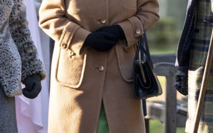 У бежевому пальті та капелюсі з пір'ям: красива королева Єлизавета II вперше з'явилася на публіці після аварії чоловіка