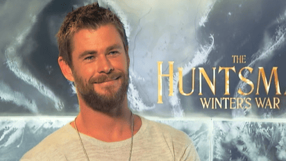 Крис Хемсворт для роли в фильме "Охотник и Снежная Королева" изучал новые виды оружия