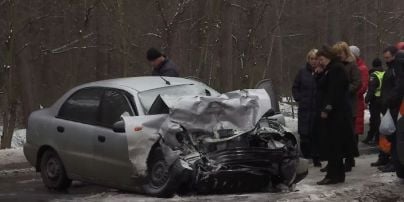 Под Киевом водитель легковушки погиб, столкнувшись лоб в лоб с маршруткой