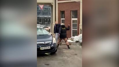 Охранник Александровской больницы в Киеве избил водителя авто, что заехало на территорию заведения