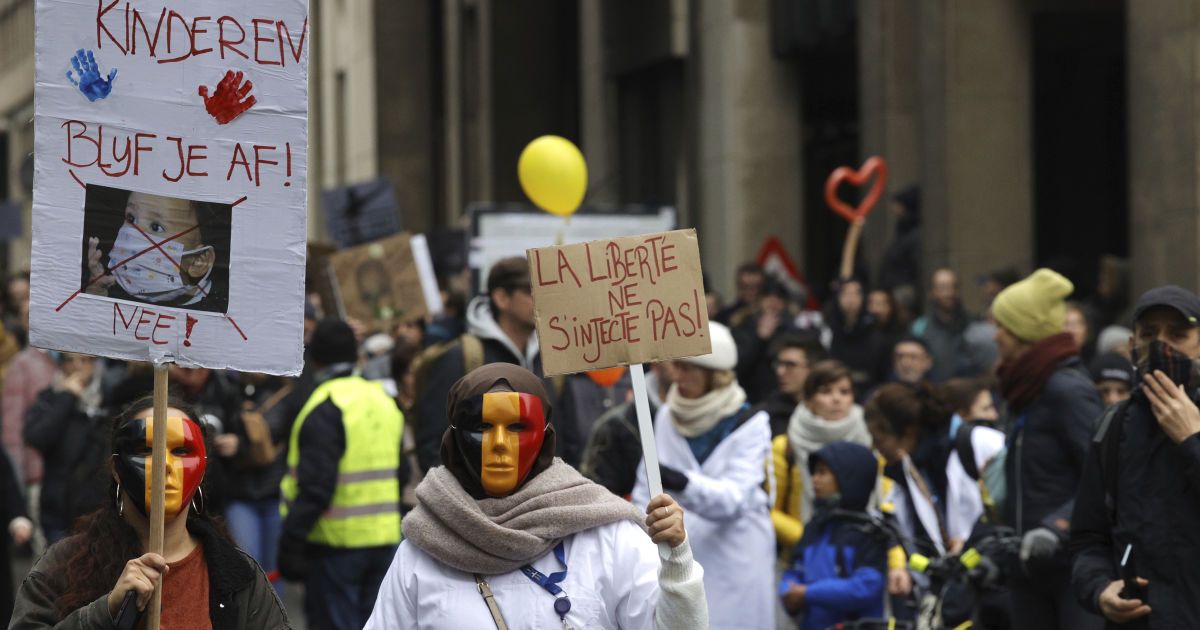 У Брюсселі тисячі людей протестують проти COVID-обмежень: відео