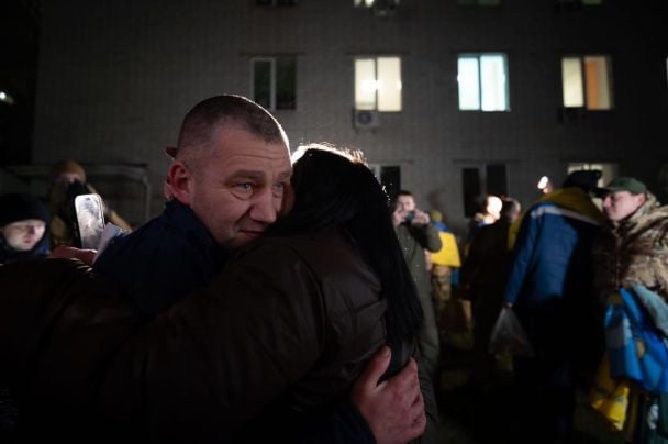 Зустріч звільнених захисників зі своїми рідними \ джерело: телеграм Володимира Зеленського