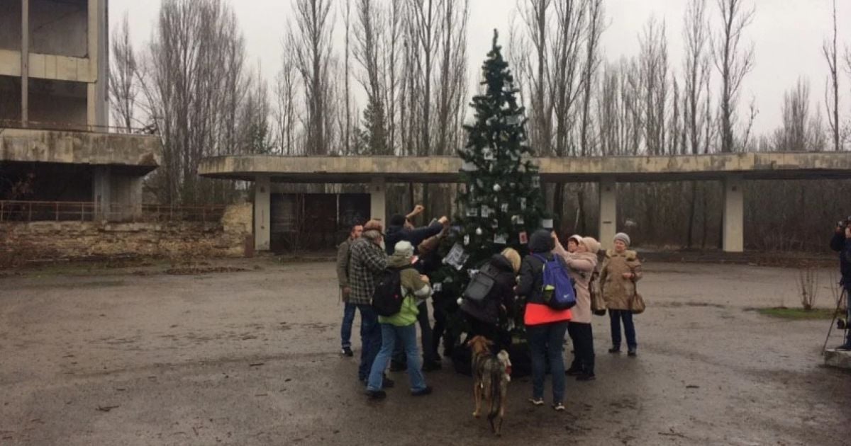 У центрі Прип’яті вперше з року Чорнобильської катастрофи встановили святкову ялинку