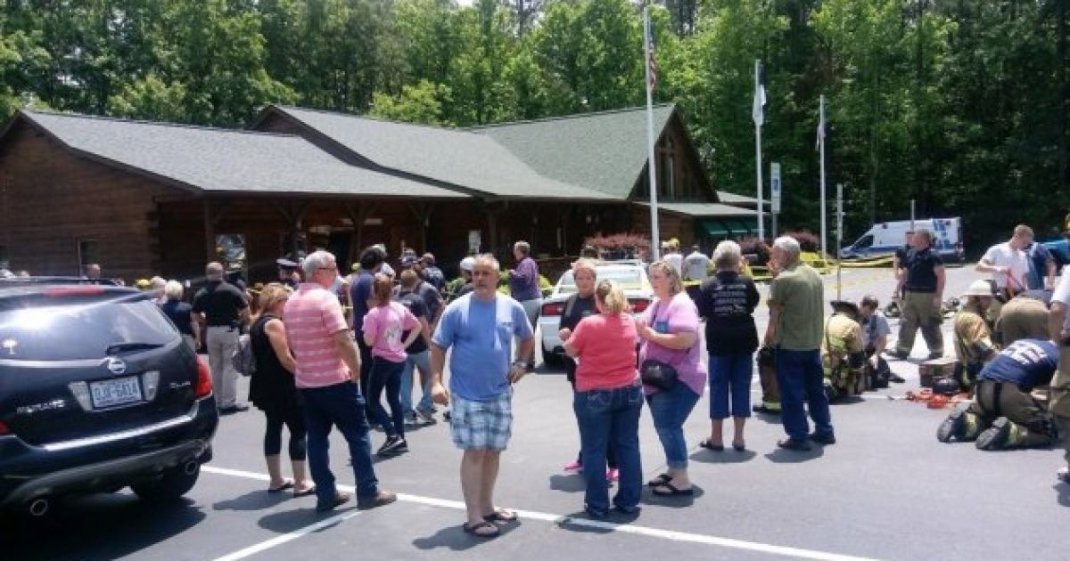 В США автомобиль въехал в ресторан: есть погибшие