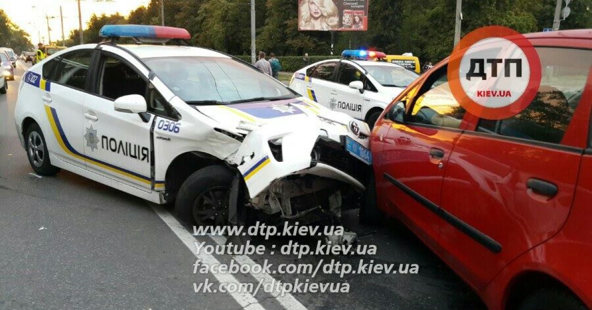 В Киеве в масштабном ДТП с участием полицейских пострадали дети