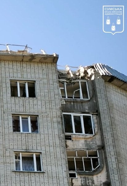 Поврежденный дом в Сумах из-за российской атаки 2 июня