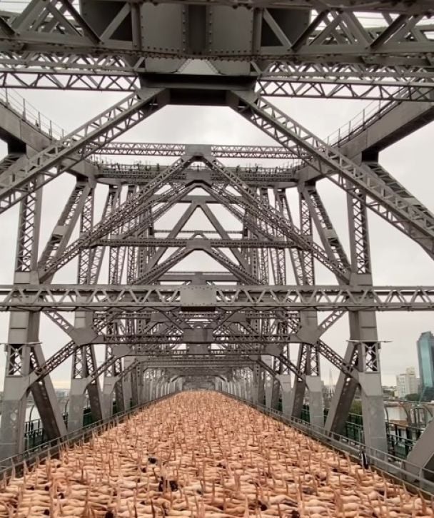 Голі люди на мосту Сторі-Брідж / Фото: instagram.com/spencertunick / © 