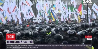 Митингующие попытались прорваться в здание Верховной Рады