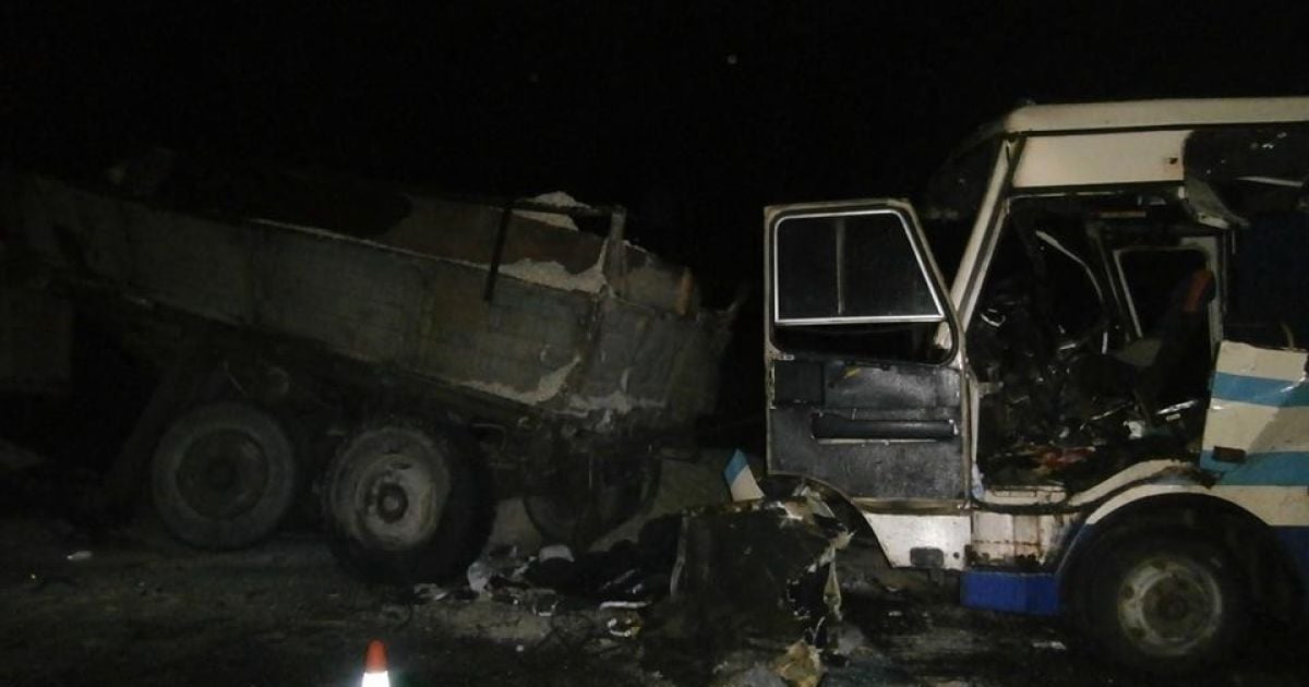 На Львовщине автобус с пассажирами влетел в грузовик, есть погибшие