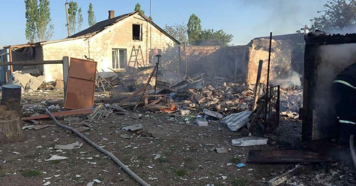 В Николаевской области российские оккупанты обстреляли поселок: на пожаре погиб мужчина
