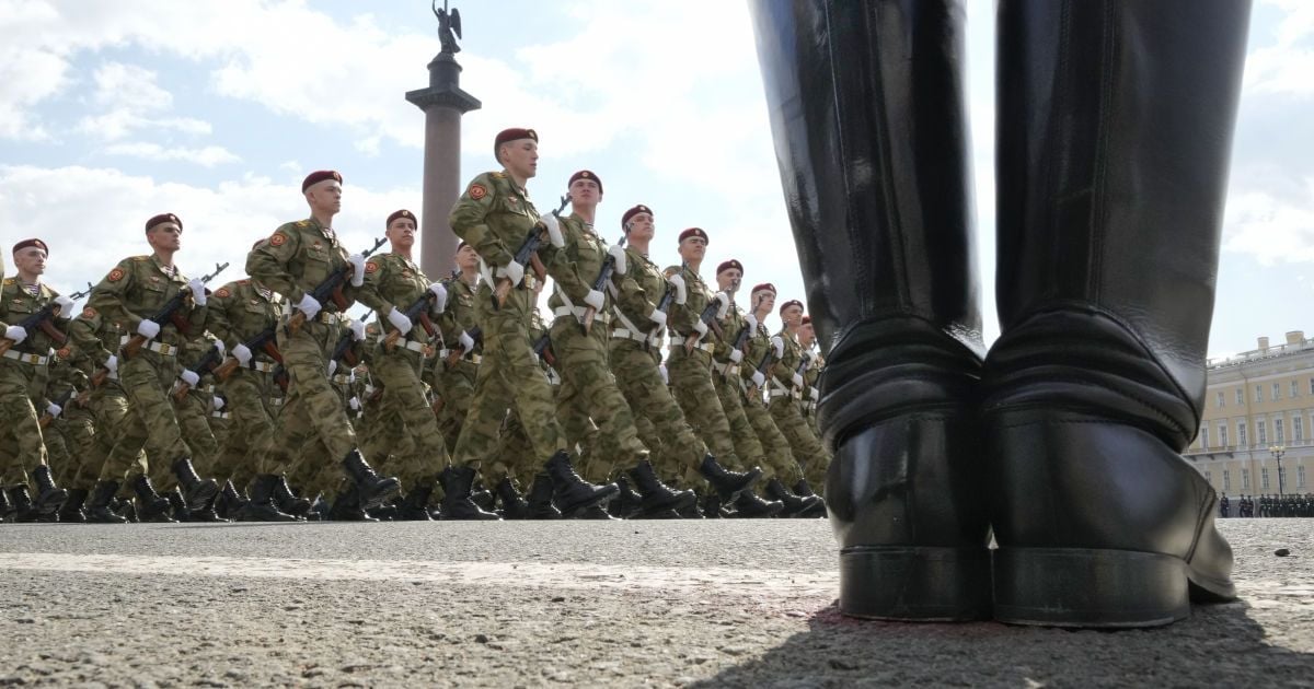 Слідом за Москвою авіапарад до 9 Травня скасували і у Санкт-Петербурзі, "звинувативши" погоду