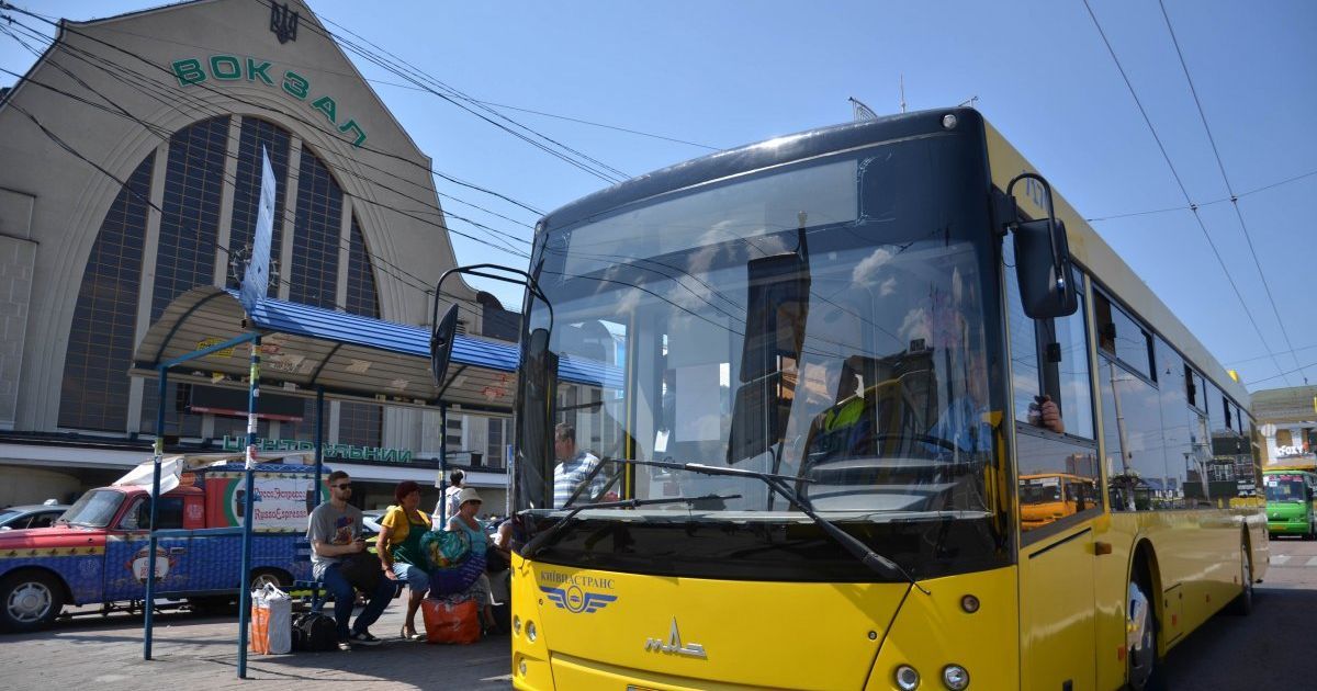 На двух киевских железнодорожных вокзалах ищут взрывчатку