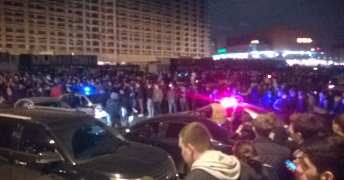 Столкновения в Москве. Полиция для разгона стритрейсеров пригнала водометы