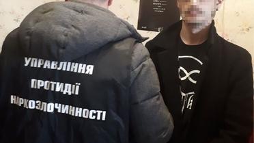 У Києві поліцейські за збут наркотиків через закладки затримали 16-річну дівчину_3 / © ГУ Національної поліції України у місті Києві