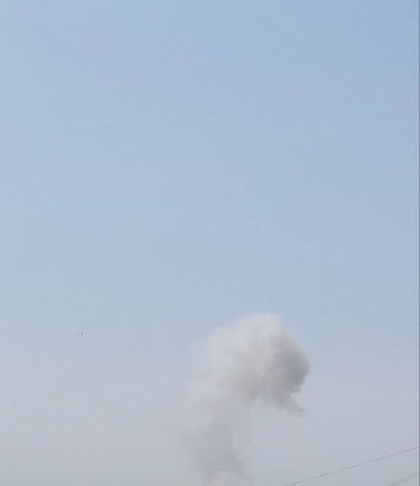 Після вибухів у небо здійнявся стовп диму. Фото: "ВЕХА Харьков"