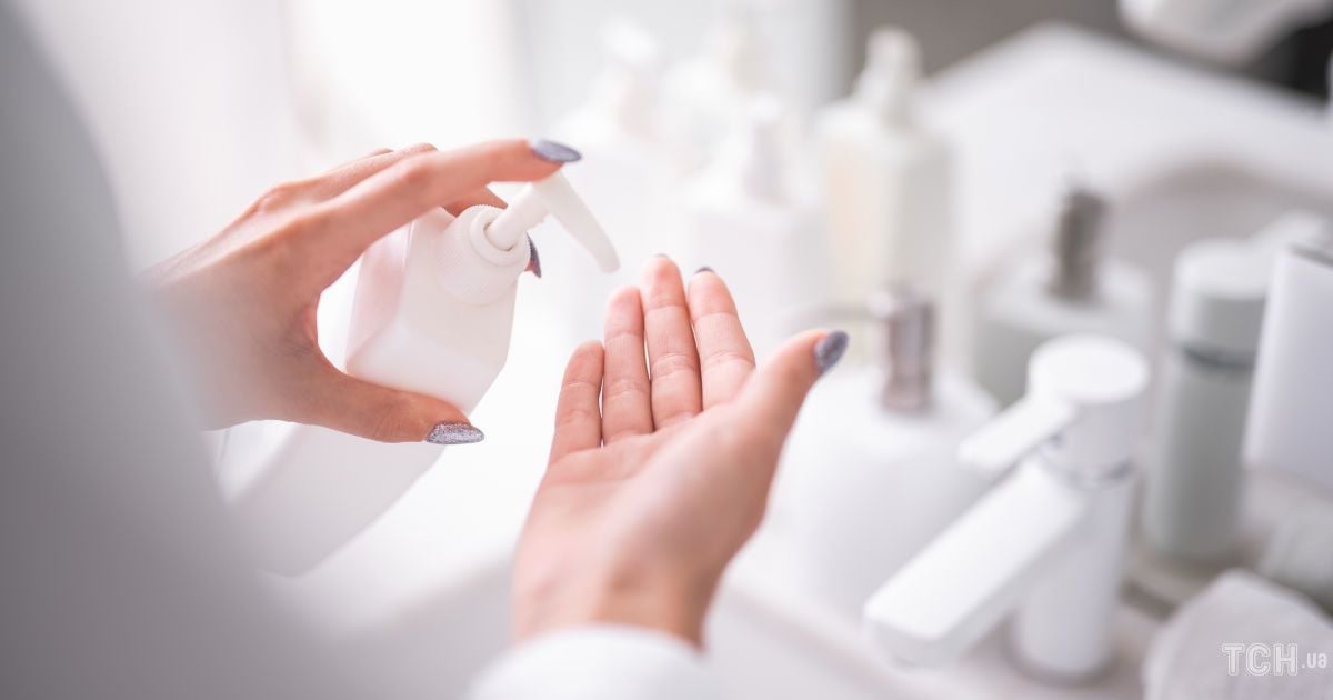 Мило, крем і дезінфектор: як доглядати за руками під час епідемії