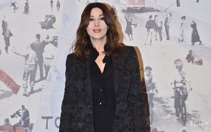 Total black look: элегантная Моника Беллуччи приехала на фестиваль в Турин