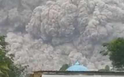 Столб дыма покрыл местность: извержение вулкана в Индонезии вызвало панику среди людей, спасающихся бегством (видео)