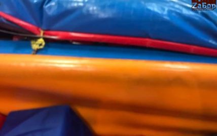 Прыгал в короб с шариками: в Запорожье в детском развлекательном центре ребенок разбил голову