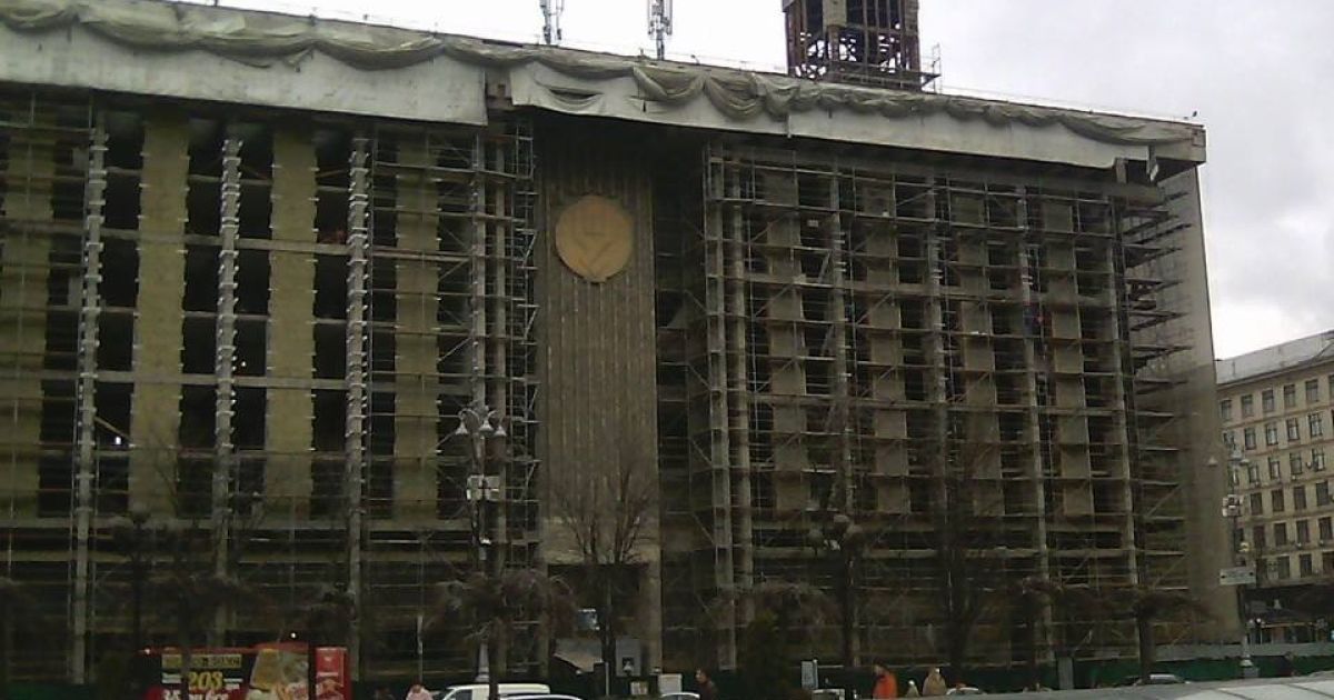 У Києві з Будинку профспілок зняли полотна та почали ремонт