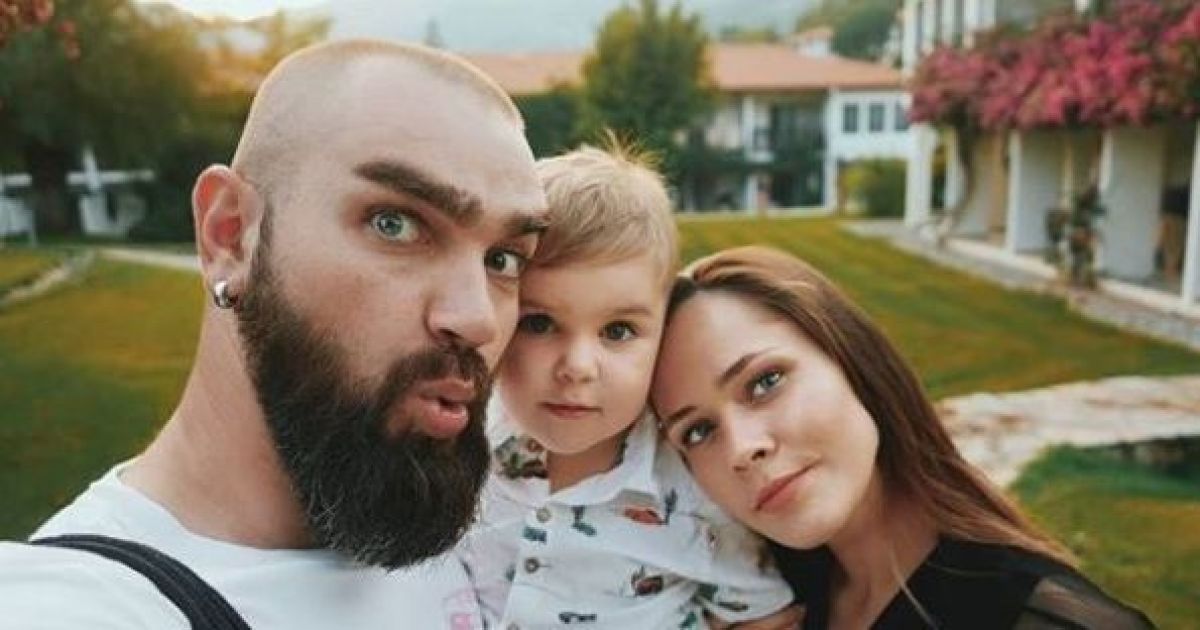 Фронтвумен The Hardkiss Саніна показала, як катала синочка на сапборді