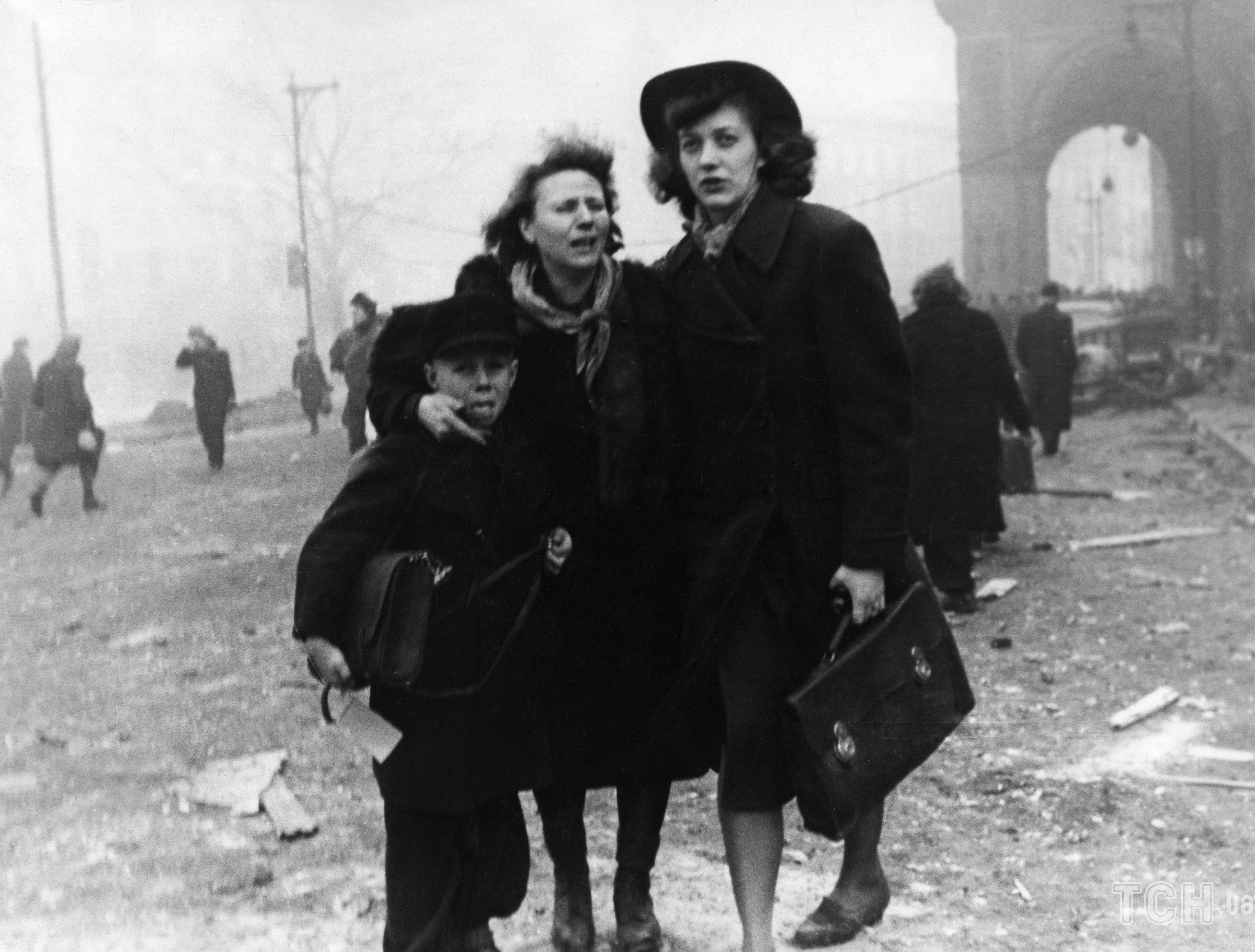 Беженцы на вокзале «Анхальтер Банхоф» в Берлине после взрывов 02.03.1945 / © Getty Images