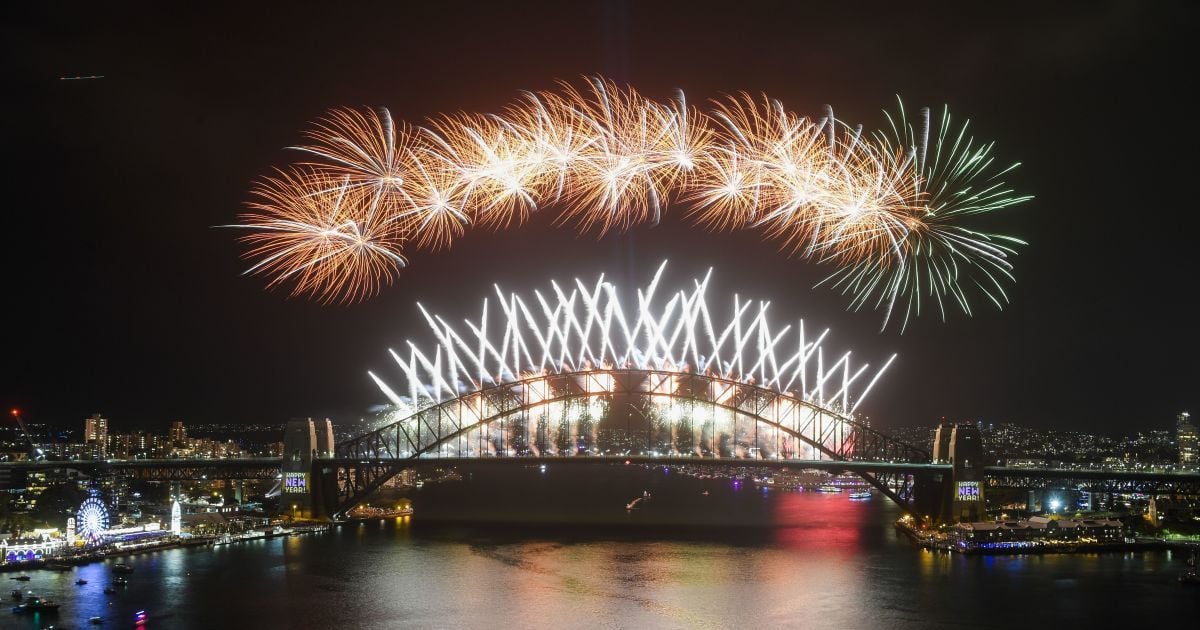 На Таймс-сквер та біля СІЗО у Києві: як святкують Новий рік в Україні та світі