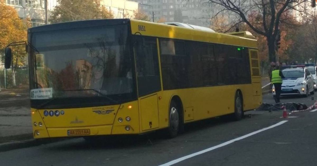 В Киеве во время ссоры мужчина толкнул своего оппонента под колеса автобуса - СМИ
