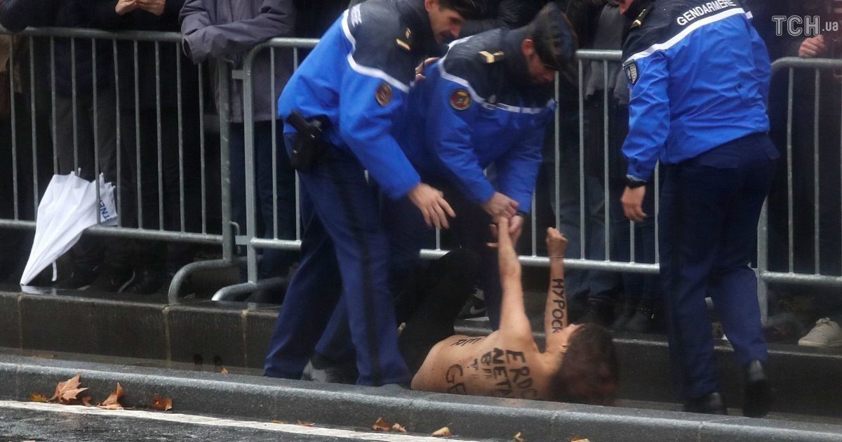 Обнаженные провокации. В Париже участница Femen пыталась запрыгнуть на кортеж Трампа