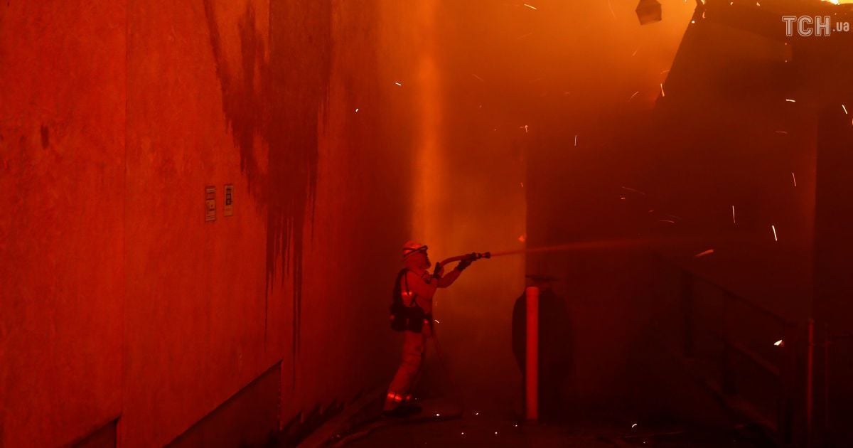 Вогнеборці приборкали лише половину руйнівної пожежі в Каліфорнії