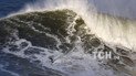 Хвилі у 35 метрів. Reuters показало екстремальні фото серферів у Португалії