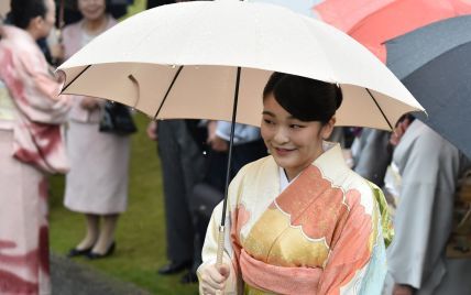 В пестром кимоно и под зонтом: принцесса Мако на вечеринке в императорском саду