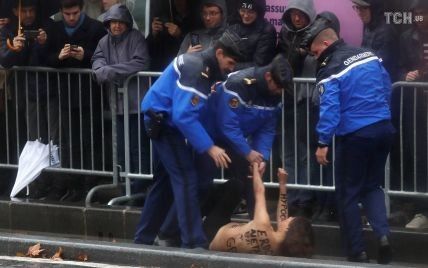 Оголені провокації. У Парижі учасниця Femen намагалася застрибнути на кортеж Трампа