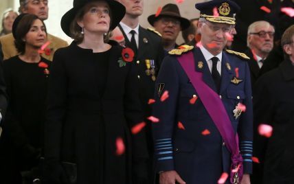 В черном пальто и шляпе: королева Матильда с мужем королем Филиппом на памятном мероприятии